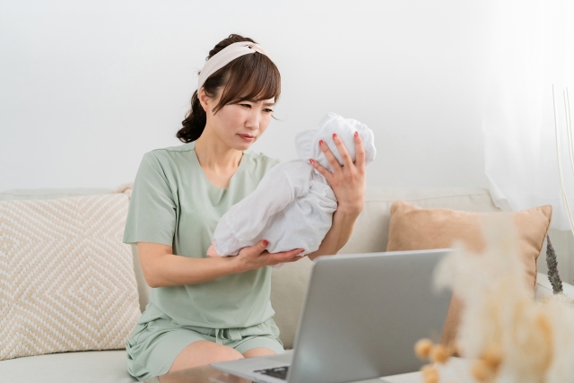 子育てでイライラが抑えられず悩むママのイメージ