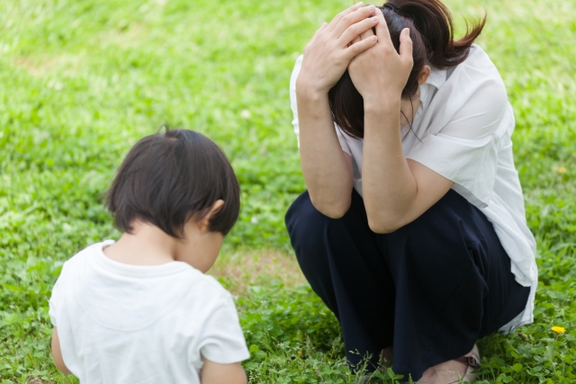 イヤイヤ期がいつまで続くのか子育てで悩む母親のイメージ