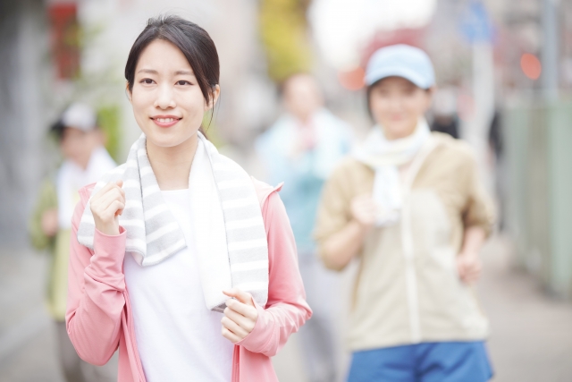 ママ友とウォーキングして運動不足を解消する主婦のイメージ