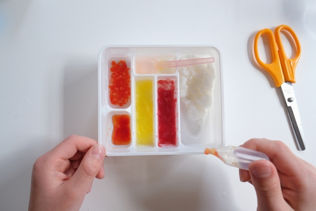 知育菓子を作る子どもの手元